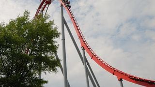 Tragedie în parcul de distracții după ce vagonul unui roller-coaster s-a desprins de pe șine
