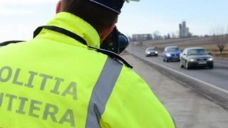 Urmărire ca-n filme pe șosea. Nu are frică de moarte, a fost prins cu cu 166 și 236 de km/h, &icirc;n timp ce fugea de poliție