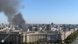 VIDEO | Incendiu la o clădire părăsită din Bucureşti; &icirc;n interior se produc mai multe explozii