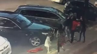 Imagini șocante! O mamă a fost bătută cu bestialitate de mai multe studente la Medicină, sub privirile îngrozite ale fiicei ei de 3 ani