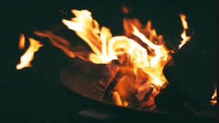 Un bărbat s-a stropit cu lichid inflamabil la sediul Parlamentului britanic