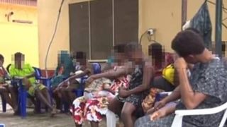 Povestea șocantă a femeilor din &bdquo;fabrica de bebeluși&rdquo;. 19 mame ținute captive 