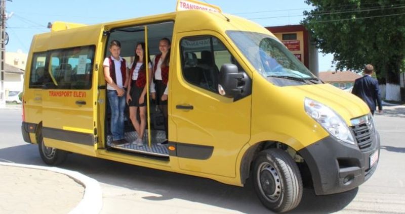 La 13 ani, pedepsită crunt şi marginalizată, după ce a trântit uşa microbuzului şcolar