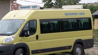 La 13 ani, pedepsită crunt şi marginalizată, după ce a tr&acirc;ntit uşa microbuzului şcolar