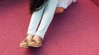 La 13 ani, pedepsită crunt şi marginalizată, după ce a tr&acirc;ntit uşa microbuzului şcolar