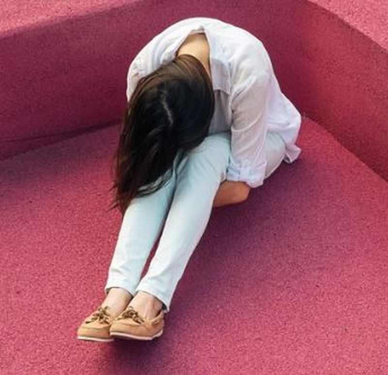 La 13 ani, pedepsită crunt şi marginalizată, după ce a trântit uşa microbuzului şcolar