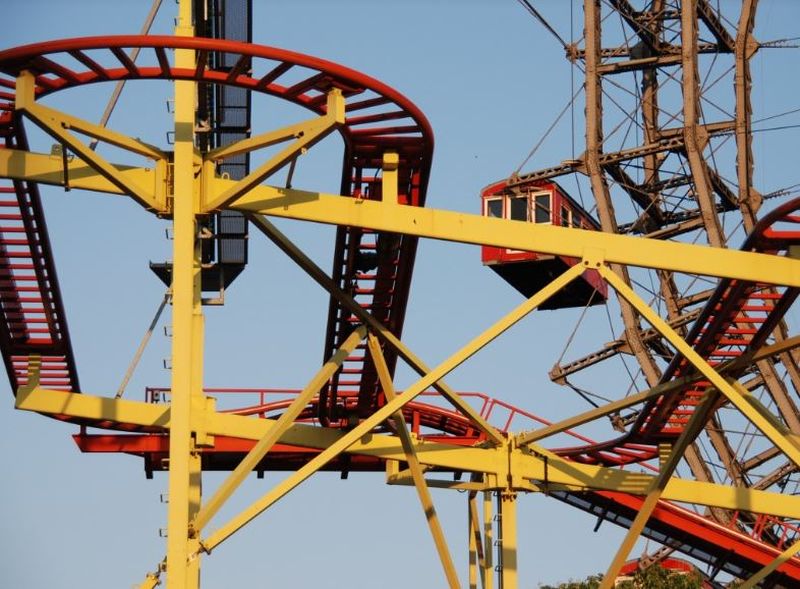 Moarte tragică într-un parc de distracții. A fost aruncată la 6 metri