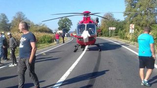 Două maşini şi un camion s-au ciocnit pe DN 13, cinci persoane fiind rănite; a fost solicitat elicopterul SMURD