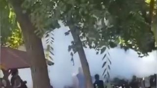 Directorul unui liceu din Timişoara, filmat c&acirc;nd a pulverizat conţinutul unui extinctor către c&acirc;ţiva elevi care fumau