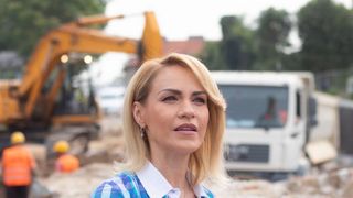 Ce a scris Gabriela Firea pe tortul pe care i l-a dăruit mamei ei: &rdquo;La mulți ani, Bola&rdquo; FOTO