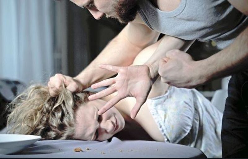 Povestea uluitoare a fetei virgine după viol. A fost violată de trei tineri