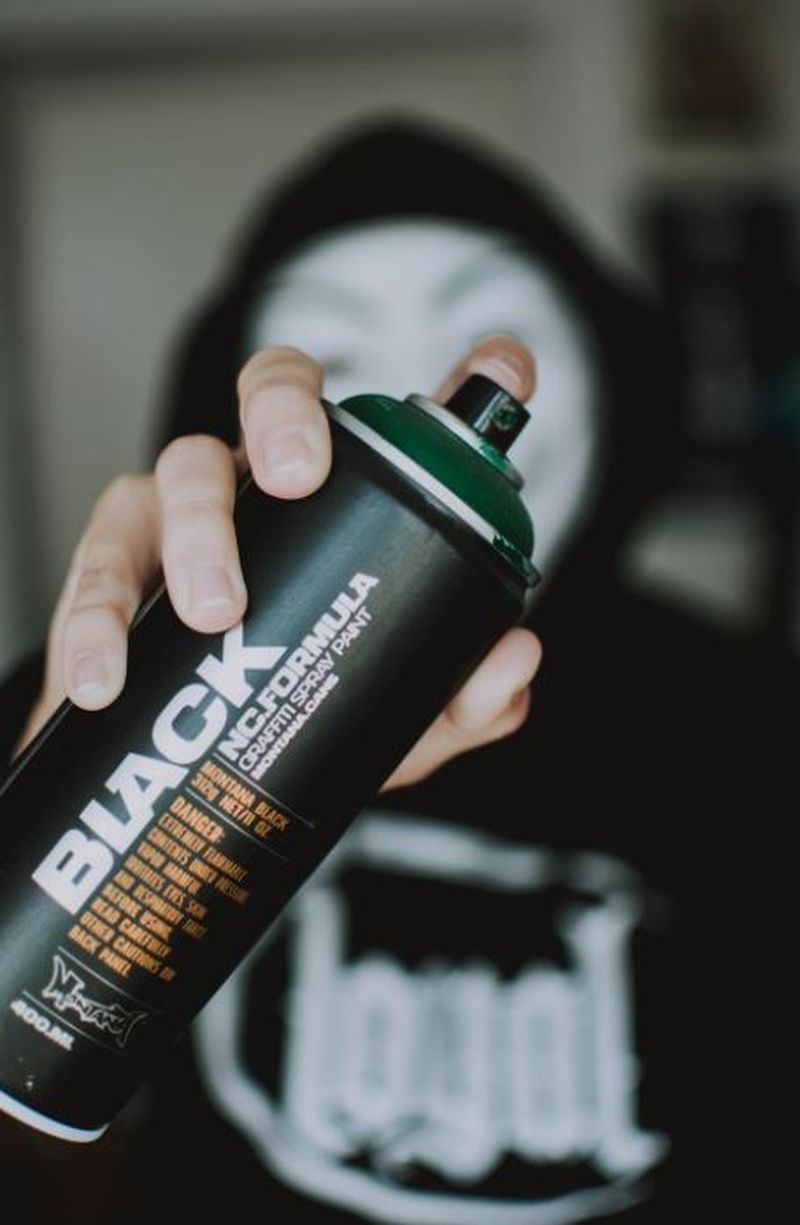 Incident grav la liceu : Un elev a dat cu spray lacrimogen pe hol. Șapte colegi au ajuns la spital