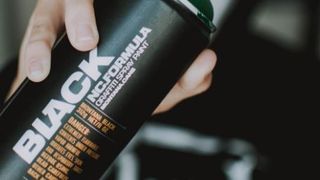 Incident grav la liceu : Un elev a dat cu spray lacrimogen pe hol. Șapte colegi au ajuns la spital