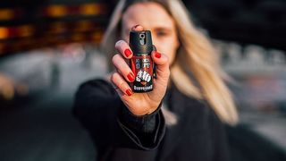 Incident grav la liceu : Un elev a dat cu spray lacrimogen pe hol. Șapte colegi au ajuns la spital