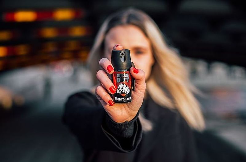 Incident grav la liceu : Un elev a dat cu spray lacrimogen pe hol. Șapte colegi au ajuns la spital