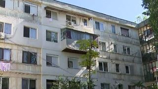 VIDEO | Orasul cu sute de balcoane construite după bunul plac. Pericol pentru trecători