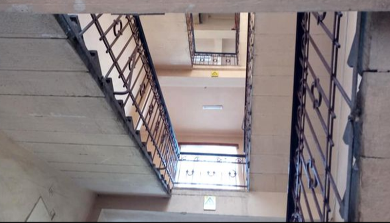 Un elev a căzut de la etajul 2 al unei școli din Năsăud. Băiatul este în stare gravă