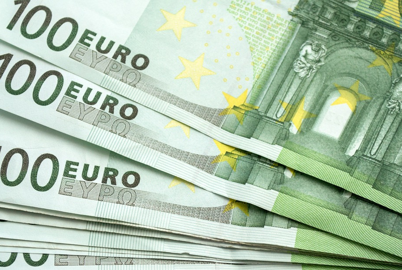 Hoţii au furat aproximativ 160.000 de euro de la casa de schimb valutar. Au intrat prin acoperişul centrului comercial