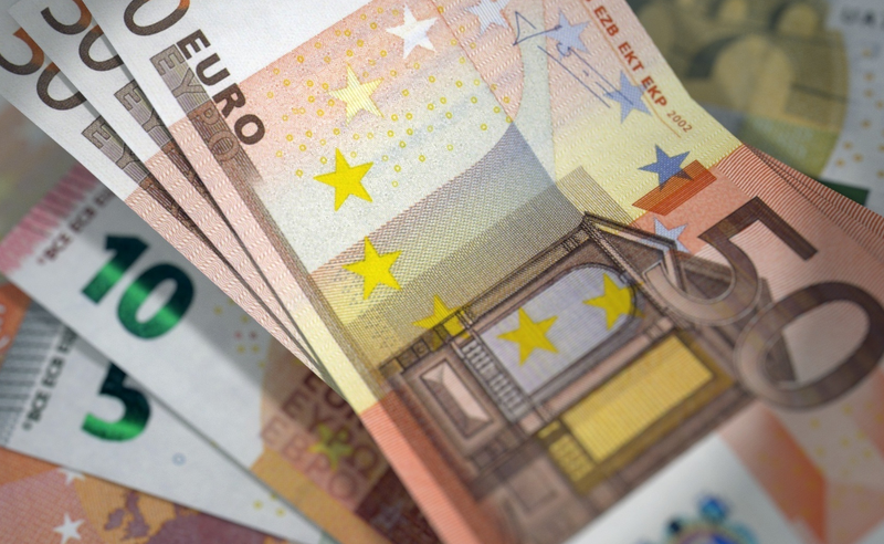 Hoţii au furat aproximativ 160.000 de euro de la casa de schimb valutar. Au intrat prin acoperişul centrului comercial