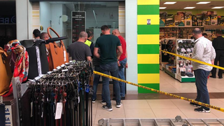 Hoţii au furat aproximativ 160.000 de euro de la casa de schimb valutar. Au intrat prin acoperişul centrului comercial