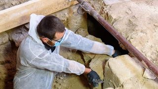 Descoperire incredibilă la Huedin: O criptă cu patru sicrie ale unei familii nobile