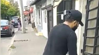 Scene șocante. Un tânăr s-a drogat cu spray de gândaci și a fost filmat "paralizat" pe o stradă din Ploiești