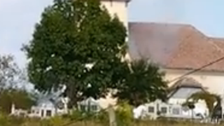 Incendiu violent. Turla bisericii s-a prăbușit instantaneu