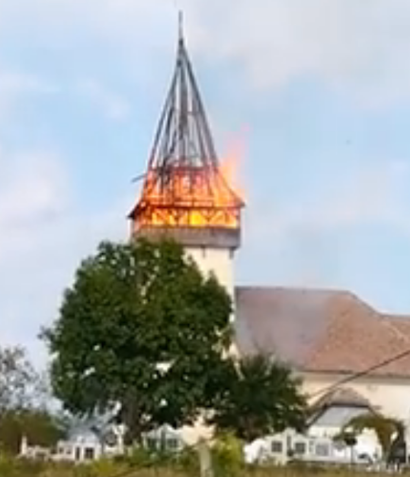 Incendiu violent. Turla bisericii s-a prăbușit instantaneu