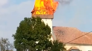 Incendiu violent. Turla bisericii s-a prăbușit instantaneu