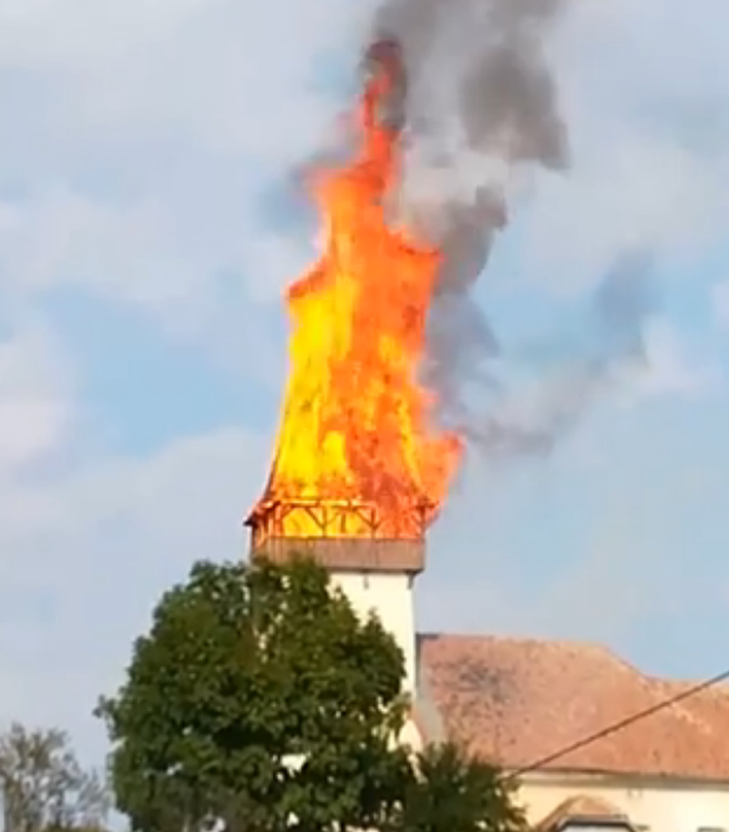 Incendiu violent. Turla bisericii s-a prăbușit instantaneu