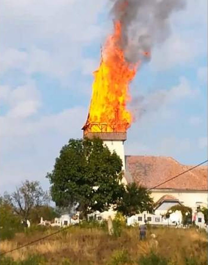 Incendiu violent. Turla bisericii s-a prăbușit instantaneu