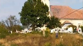 Incendiu violent. Turla bisericii s-a prăbușit instantaneu