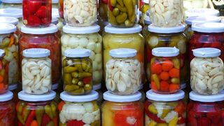 Murături. Ingredientul secret care le menține tari și crocante. Nu se vor mai înmuia niciodată!