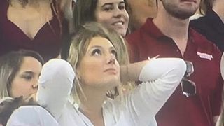 Goală pe stadion. Imagini interzise minorilor cu o fană care și-a uitat lenjeria intimă și pantalonii acasă