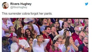 Goală pe stadion. Imagini interzise minorilor cu fana care și-a uitat lenjeria intimă și pantalonii acasă