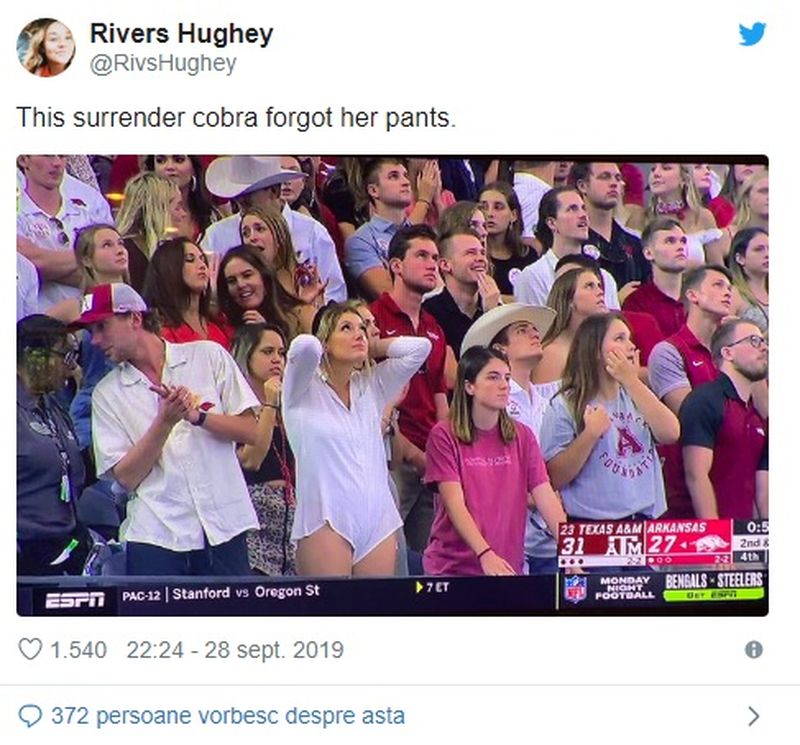 Goală pe stadion. Imagini interzise minorilor cu fana care și-a uitat lenjeria intimă și pantalonii acasă