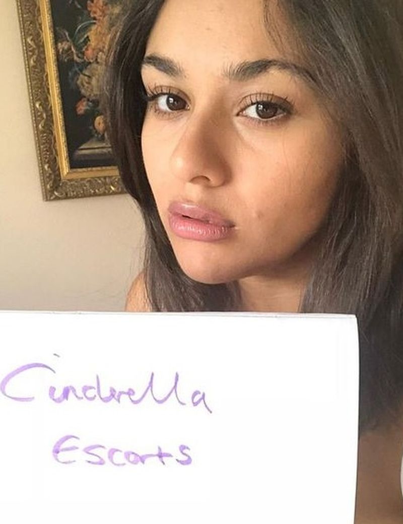 Fata care și-a vândut virginitatea unui politician de 50 de ani. Suma este uluitoare