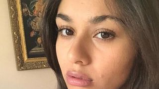 Fata care și-a v&acirc;ndut virginitatea unui politician de 50 de ani. Suma este uluitoare