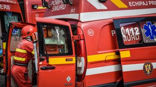 Trafic blocat! Un microbuz si o mașină au fost implicate!