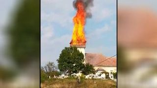 VIDEO | Biserică mistuită de foc. Pompierii s-au luptat cu flăcări uriașe