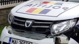 Mașină de poliție accidentată. Două persoane rănite