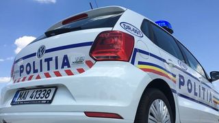 Mașină de poliție accidentată. Două persoane rănite