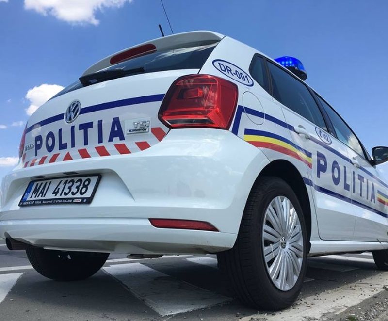 Mașină de poliție accidentată. Două persoane rănite