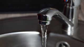 Un tată și-a înecat copilul de 6 ani, în apă fierbinte. Motivul este uluitor