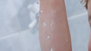 Un tată și-a înecat copilul de 6 ani, în apă fierbinte. Motivul este uluitor