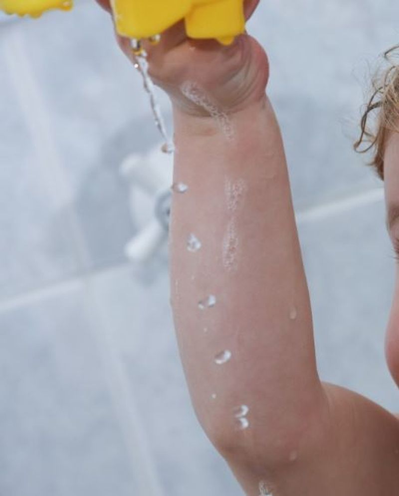 Un tată și-a înecat copilul de 6 ani, în apă fierbinte. Motivul este uluitor