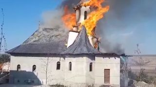 VIDEO | O mănăstire din județul Constanța a ars din temelii