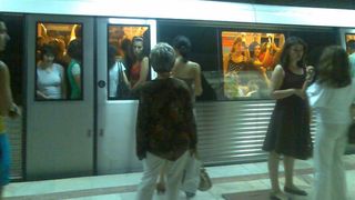 Probleme la metroul din București! Un tren a rămas blocat &icirc;n stația Basarab