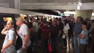 Probleme la metroul din București, tren rămas blocat &icirc;n stația Basarab
