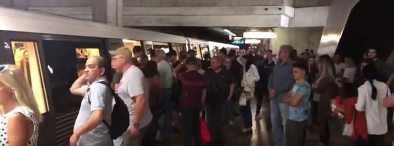 Probleme la metroul din București, tren rămas blocat în stația Basarab